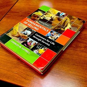 Fundamentals of Selling - Customers for Life Through Selling by Charles Futrell